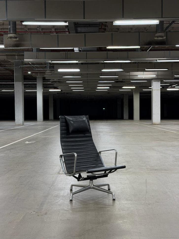 Vitra Eames EA124 | Zwart Leer | NIEUWSTAAT, Huis en Inrichting, Fauteuils, 50 tot 75 cm, 75 tot 100 cm, Zo goed als nieuw, Leer