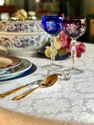 Wit damast-tafelkleed voor brede tafels, met bloemmotief. -