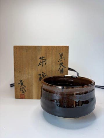 Japanse Kuro-Tenmoku theebowl – Gesigneerde tomobako –