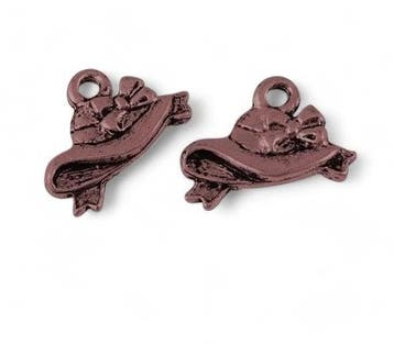 2 x Metalen bedeltje van een hoedje, rood koper kleur oog..., Ophalen of Verzenden, Nieuw, Bedel