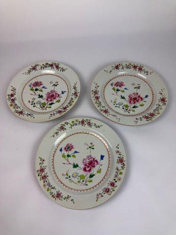 Drie Famille Rose-borden met bloemmotieven - Porselein -, Antiek en Kunst