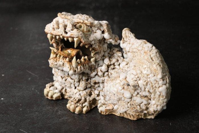 Crouching Shishi Bubbled Shino Glaze - Beeldje Steengoed -, Antiek en Kunst, Antiek | Overige Antiek