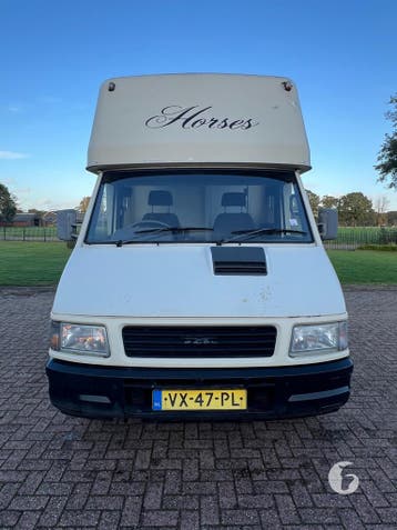 Uniek! Leuke Iveco paardenwagen! Stuur rechts!, Ophalen, Zo goed als nieuw, Aluminium, 2-paards trailer