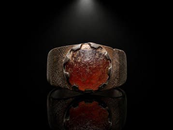 Middeleeuws Brons Ring met amberkleurige edelsteen (Zonder