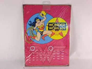 Vintage Wonder Woman Fighting Reusable Metal Calendar, Ophalen of Verzenden, Zo goed als nieuw