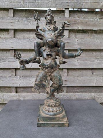 Statue en bronze de lord Shiva chevauchant le taureau sacrée