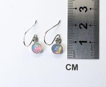 Ethiopisch opaal / Welo-opaal 2 oorhangers / cabochon /
