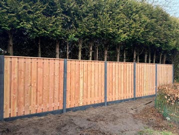 Schutting hout-beton met douglas planken € 125 p/m, Tuin en Terras, Schuttingen, Nieuw, Hout, 1 tot 2 meter
