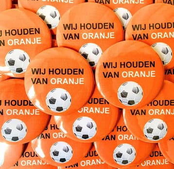 Voetbal button Wij houden van Oranje, Ophalen of Verzenden, Nieuw, Overige typen