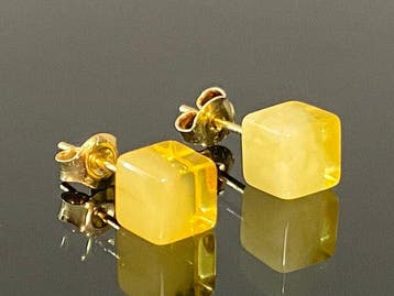 Melkachtig geel Baltisch amber oorbellen - The Golden Cube