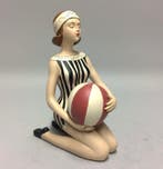 Beeldje - Vrouw met strandbal - Polystone - gemalen steen