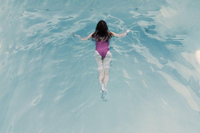 Bess Irissa - Into The Pool - Purple, Antiek en Kunst, Kunst | Designobjecten