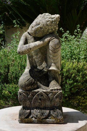 Buddha inginocchiato - Beeld - Buddha - Balinese cultuur -