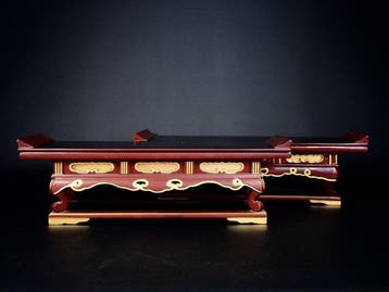 Bijzettafel - Hout, Plaats de sutra-tafel voor het