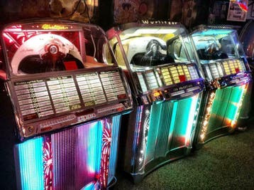 Jukebox Kopen? Bezoek Bennies Fifties (ook op zondag), Verzamelen, Zo goed als nieuw