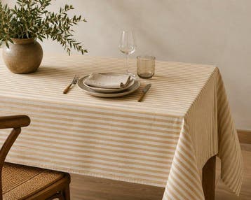 Stofferingstof met gestreept patroon geel oker en roomkleur