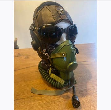 Militaire helm - oorspronkelijke vluchtuitrusting bedoeld, Antiek en Kunst