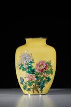 Vaas - Emaille, Een fraaie cloisonné-vaas met pioenen en