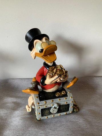 Disney - Uncle Scrooge sitting on a Treasure Box 28 cm, Nieuw