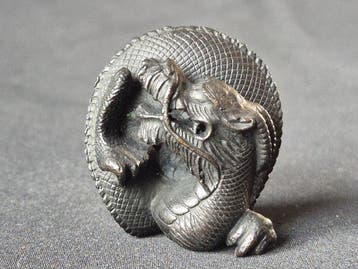 Netsuke en brons die een draak uitbeelden - Gepatineerd