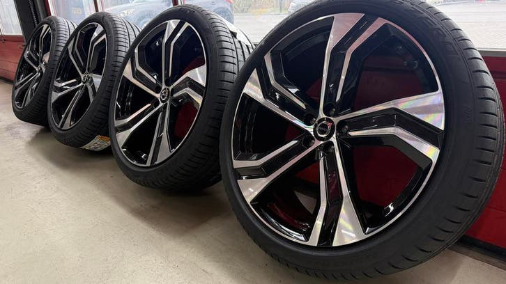 Nieuw 22 inch Volvo XC90 R design velgen + zomerbanden, Auto-onderdelen, Banden en Velgen, Overige maten, Winterbanden, 255 mm