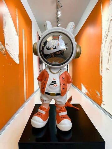 WASE - Beeldje - ASTRO NIKE CUSTOM ORANGE AND WHITE POP ART