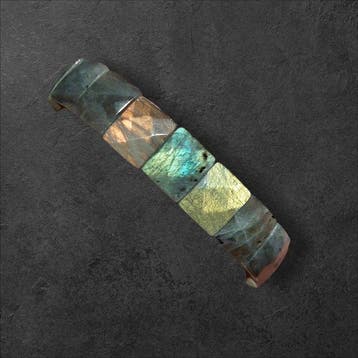 Armband van labradoriet. Veelkleurige lichtflits.