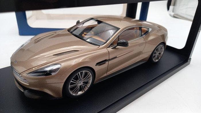 Autoart 1:18 - Modelauto - Aston Martin Vanquish - (cod.D32), Hobby en Vrije tijd, Modelauto's | 1:5 tot 1:12