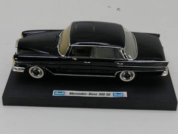 Schaal 1:18 Revell Mercedes-Benz 300 SE #3177 (Automodellen), Hobby en Vrije tijd, Modelauto's | 1:18, Ophalen of Verzenden, Gebruikt