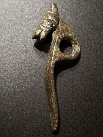 Viking periode Brons Zoomorf lang amulet-sieraad met een