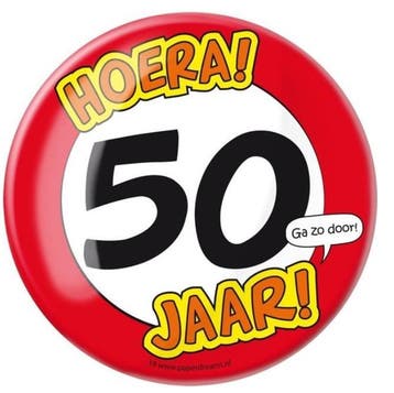 Button xl Hoera 50 jaar, Hobby en Vrije tijd, Verzenden, Nieuw, Feestartikel, Verjaardag