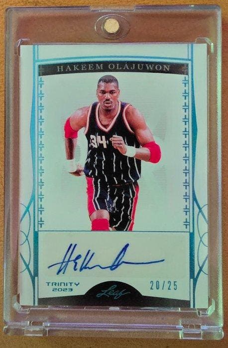 2023 Leaf Trinity Hakeem Olajuwon /25 Gesigneerde kaart,, Verzamelen, Stickers