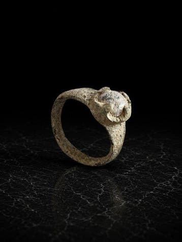 Oud-Romeins, Keizerrijk Brons Ring met glaspastezetting