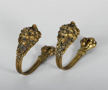 Decoratief ornament - Paar stijlvolle antieke embrasses