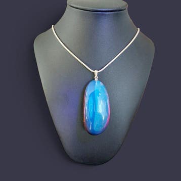 Hanger van Sumatraanse amber. Uitzonderlijk tweekleurig, Verzamelen