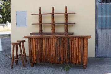 Bar - Hout - Een grote bar in brutalistische stijl met