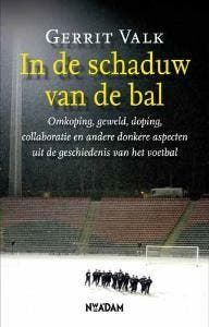 In de schaduw van de bal - G. Valk 9789046805602, Verzenden, Zo goed als nieuw, G. Valk