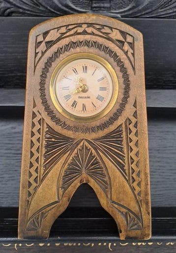 Tafelklok - Art Deco Hout - 1960-1970 - Fries kerfsnijwerk