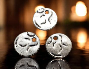 2 x Metalen bedels van muntjes, antiek zilverkleur 19 x 1..., Ophalen of Verzenden, Nieuw, Bedel