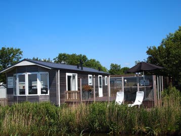 Prachtig luxe ruim en modern chalet te koop, Internet, 2 slaapkamers, Aan zee, Recreatiepark