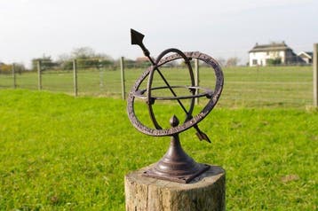 Zonnewijzer - IJzer - Europa - 2020+, Antiek en Kunst