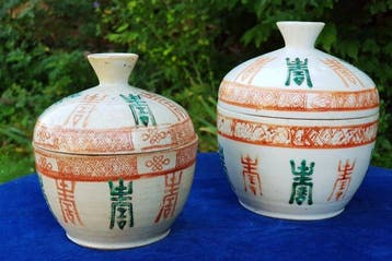 Set van twee Chinese potten met deksel in ijzerrood- en