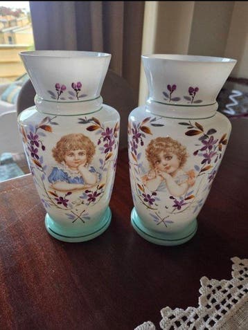 Kan (2) - Opaline glas - Paar kannen in Art Nouveau-stijl.