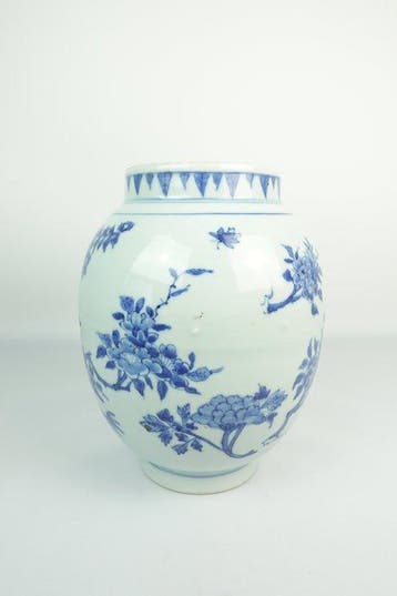 Blauw-witte vaas met bloemmotieven van geplukte takken -