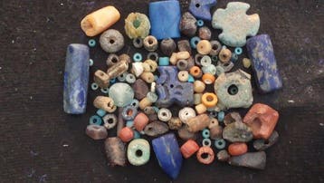 Oudegyptisch naar Latijn Glas meer dan honderd oude kralen, Antiek en Kunst