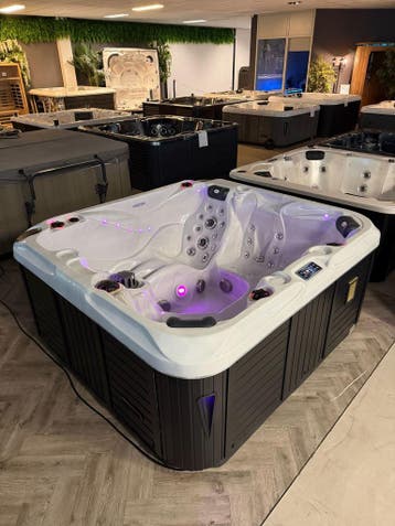 Spa/jacuzzi Luxe 5-Pers. 215 x 200 x 91 plug & play 220V, Ophalen, Zo goed als nieuw, Pomp, Vast