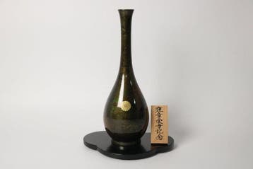 Japanse bronzen vaas, Takaoka – keizerlijke chrysantenkroon