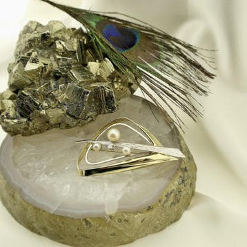 Bicolor gouden fantasiebroche met parel en diamant; 0,03 ct., Gebruikt, Overige kleuren, Ophalen of Verzenden, Met edelsteen