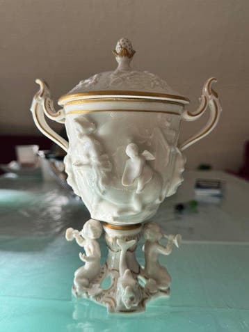Capodimonte - A.A. Patijn - Beeld, Vaso ginori basso rilievo