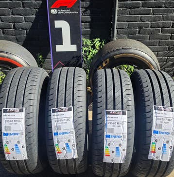 235/65r16C 121/119R. Dot26 Nieuwe Banden Made in europe, Auto-onderdelen, Banden en Velgen, Ophalen, 16 inch, Nieuw, 235 mm